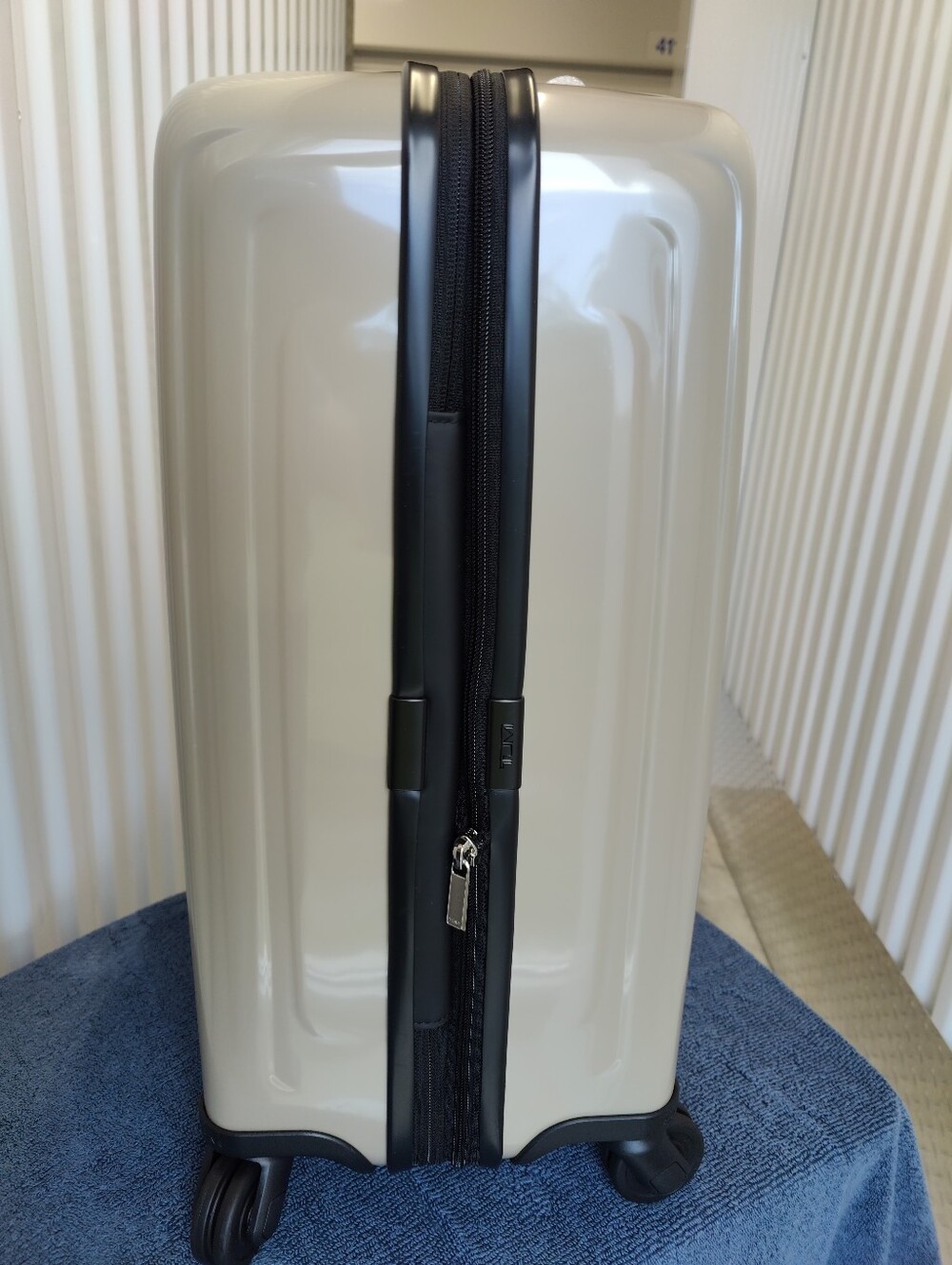 ✨NWT Tumi V4 Continental Expandable 4 Wheeled Spinner Carry-On (Sand) 22" - Picture 4 of 16